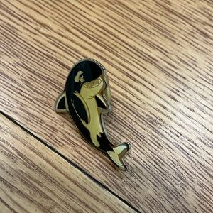 1985 Shamu Sea World Pin